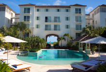 Entré och poolvy till West Bay Club Resort, Turks & Caicos