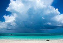 Mäktiga regnmoln längre bort i horisonten, West Bay Club Resort, Turks & Caicos