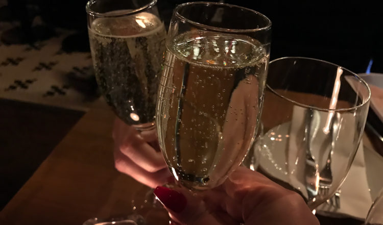 Vi inledde middagen med att skåla i champagne på Cleaver East By Oliver Dunne