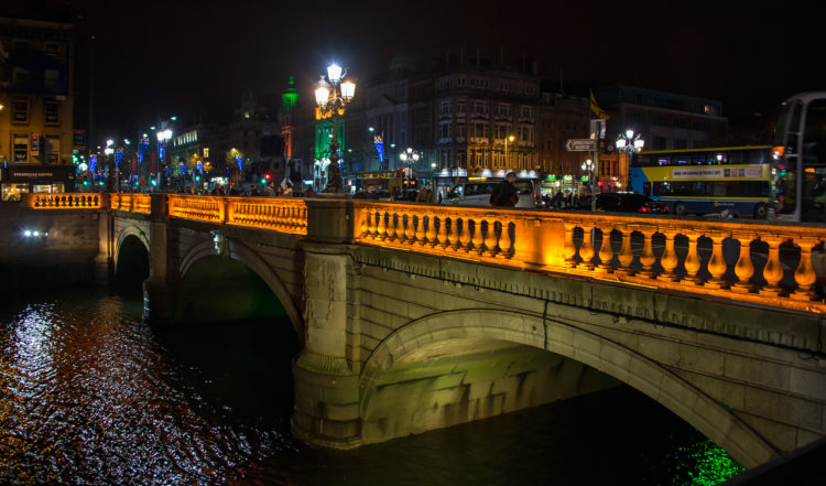 O'connells bridge i Dublin kvällstid