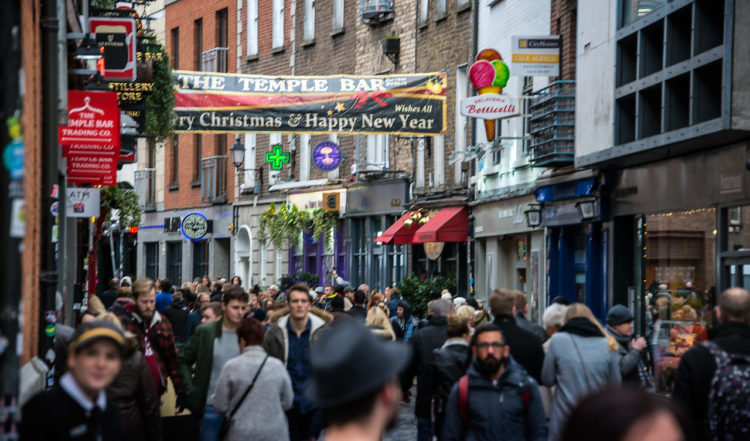 Folktäta gator i hjärtat av Dublin
