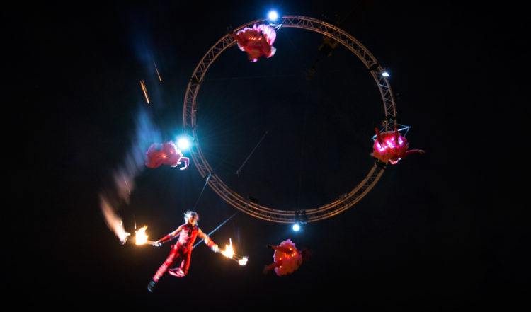 Akrobatik och eldfacklor högt ovanför oss - Sky Dance högt uppe i skyn, vid The Custom House i Dublin