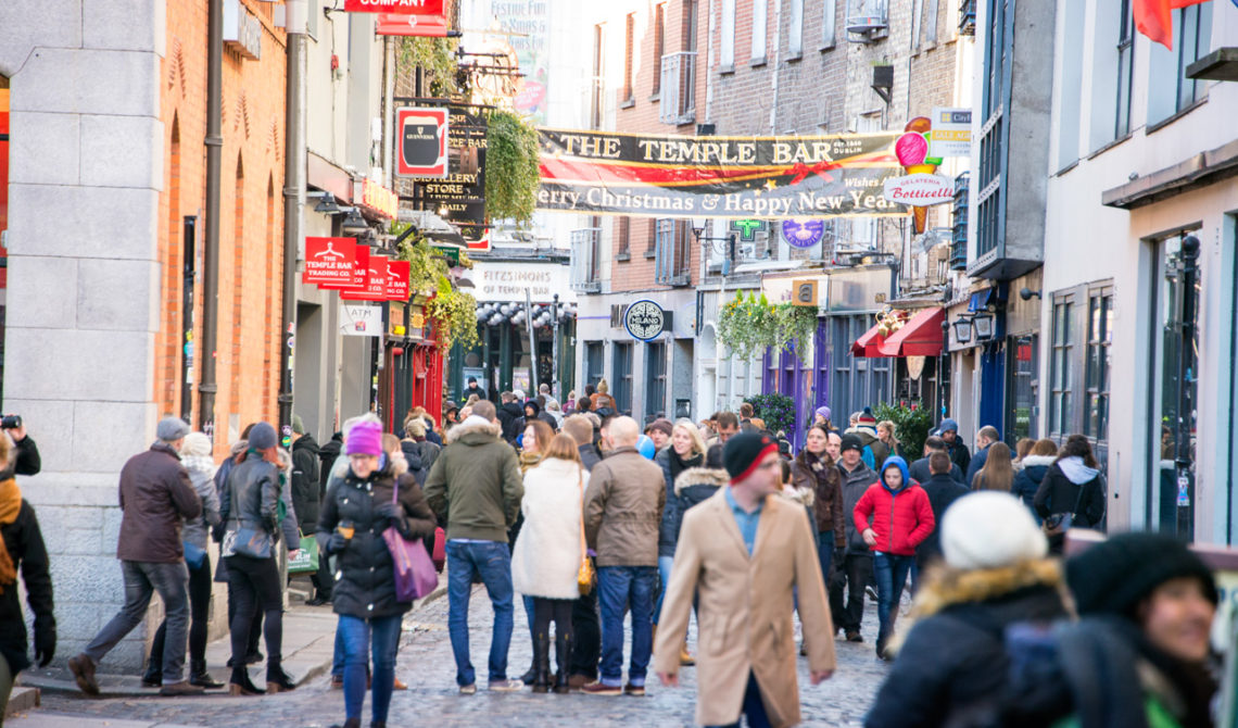 Nyårsdagen längs Fleet Street i Temple Bar Dublin Irland