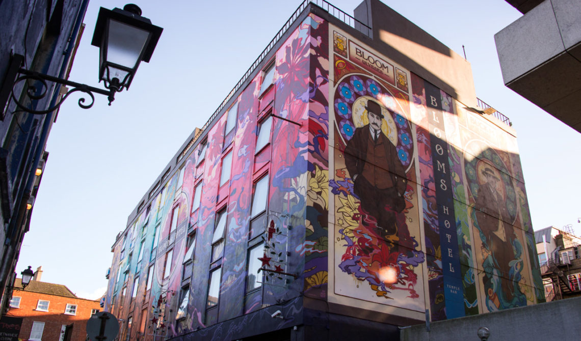 Målad husvägg på Blooms Hotel i Dublin