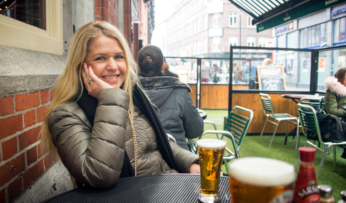 Anki tar en öl på Bruxelles Bar, Dublin Irland
