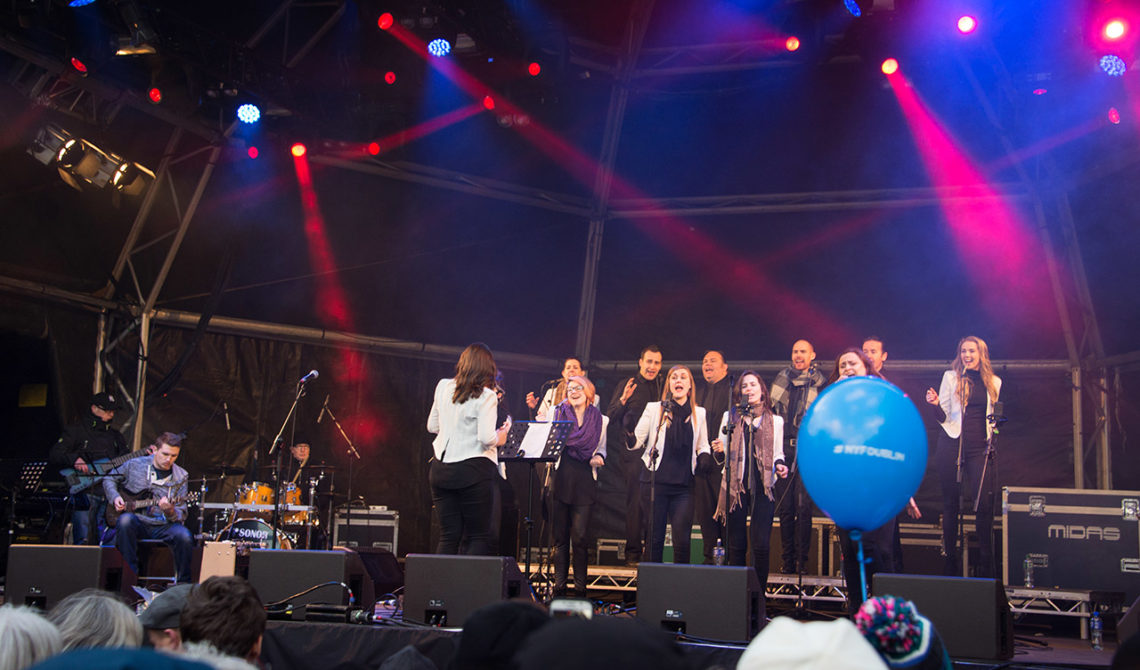 Kör vid konsert på nyårsdagen vid St Stephens Green Park i Dublin, Irland