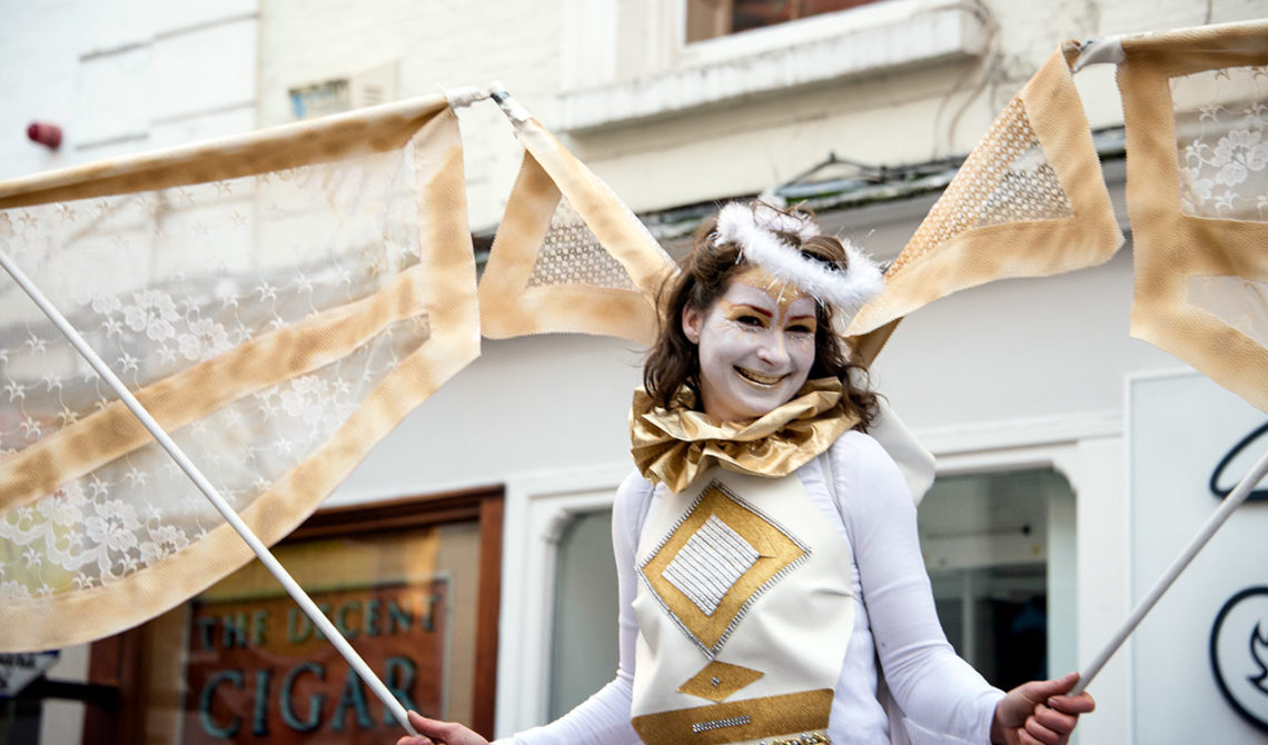 En ängel på Grafton Street i Dublin i samband med nyårsfirande