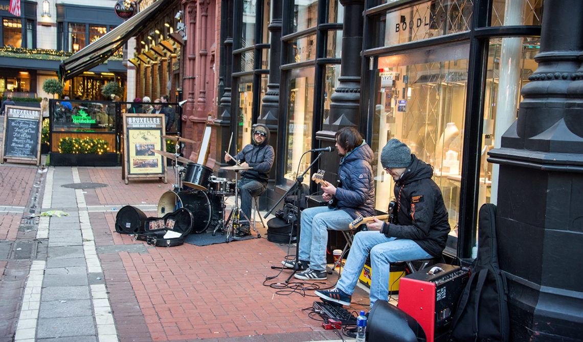 Band lirar rock på Grafton Street i Dublin Irland