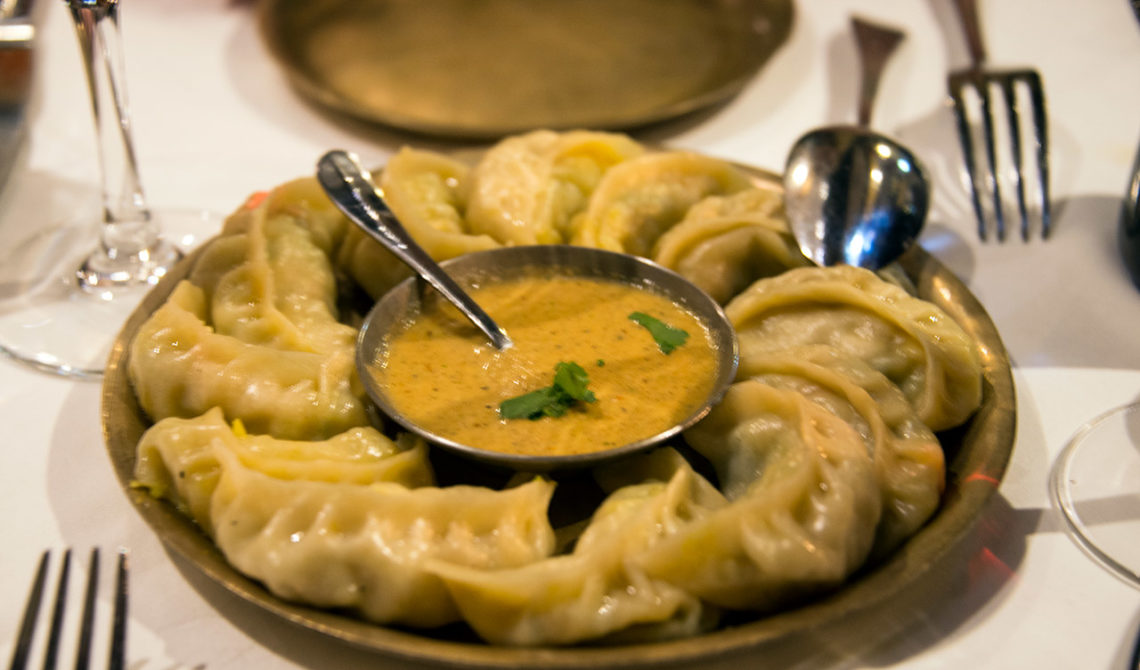 Momo with Achar - nepalesiska dumplings till förrätt på Montys Of Kathmandu Restaurang i Dublin