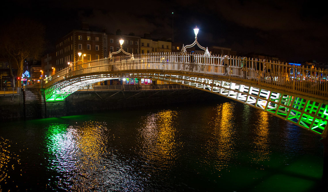 Ha'penny Bridge, ett av Dublins kända landsmärken