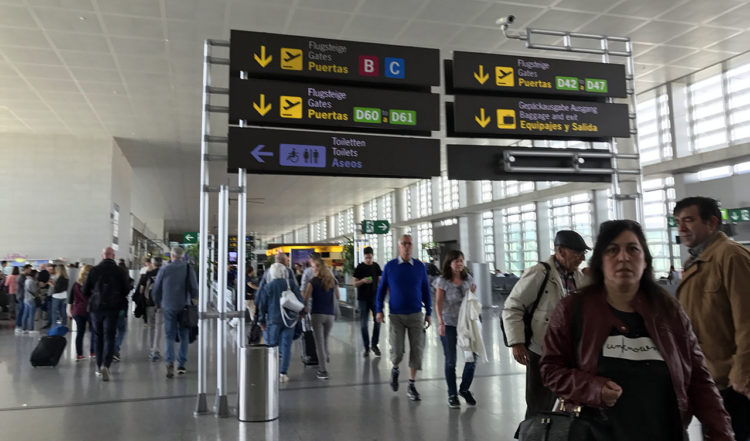 På väg från gaten på Malaga flygplats