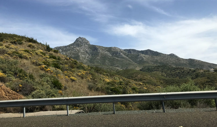Vyer från bilen på vår väg från Malaga till Manilva