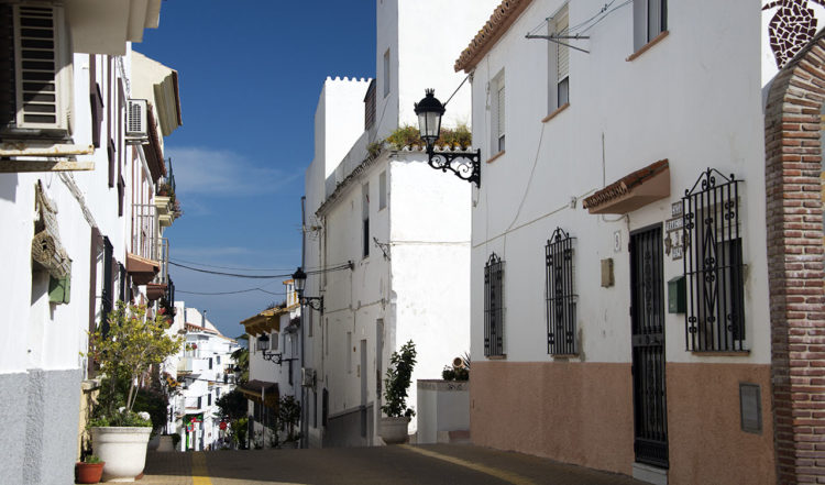 På väg in i Manilva by