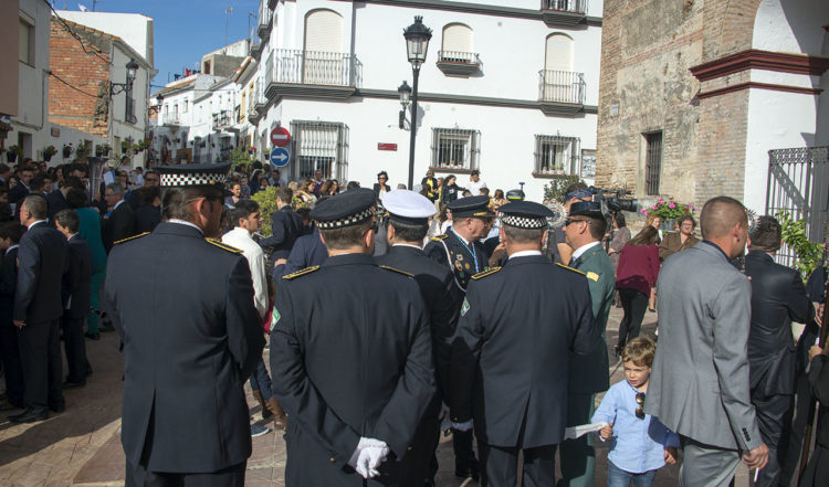 Folkmassa väntar vid Santa Ana kyrka i Manilva på att processionen ska börja