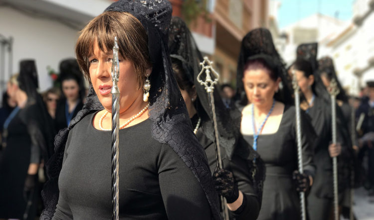 Kvinnor i svart sorgeklädsel under långfredagens första procession i Manilva