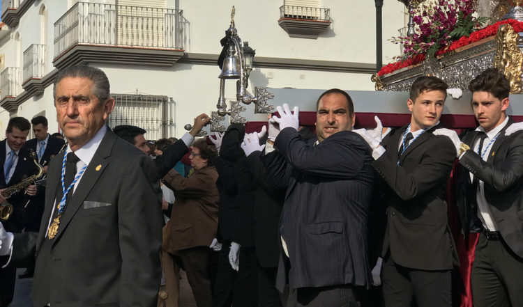 Långfredagens procession startar utanför Santa Ana kyrka i Manilva