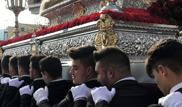 Männen som bär tronen med jesus, under processionen i Manilva