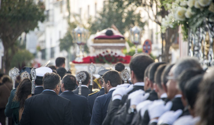 Processionen vänder och går tillbaka mot kyrkan