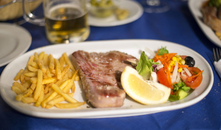 En perfekt stekt tonfisk serverad på Chiringuito Ramos i Sabinillas