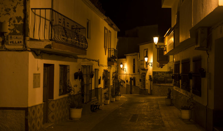 Längst en gata i Manilva nattetid, på väg mot kyrkan