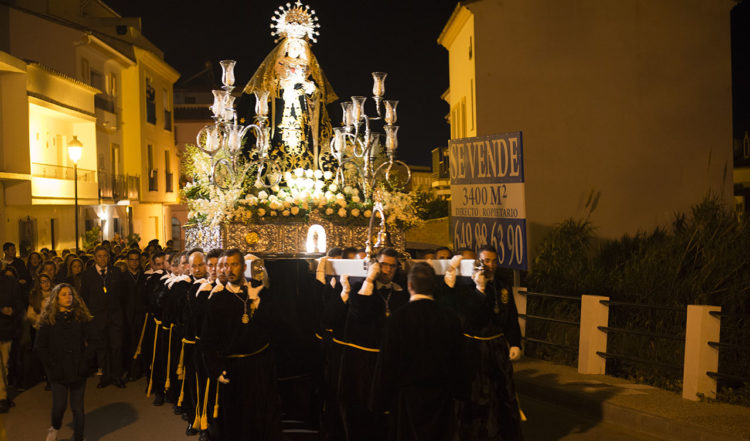 Det är en vacker och spektakulär procession som kommer i mörket längstmed gatorna i Manilva