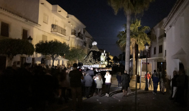 Processionen vänder vid slutet av Calle Mar och går i tysthet tillbaka mot kyrkan