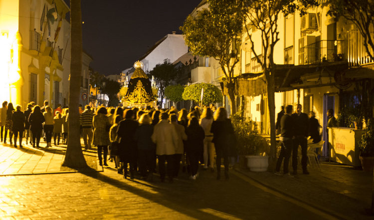 Processionen på väg tillbaka genom byn i riktning mot kyrkan