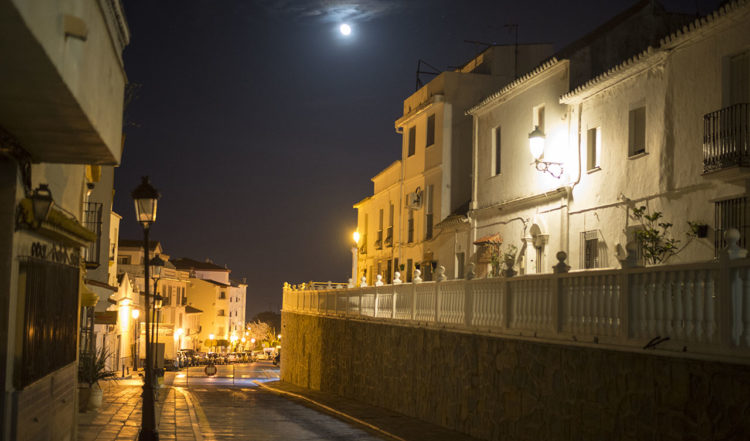En tom gata efter att processionen lämnat platsen