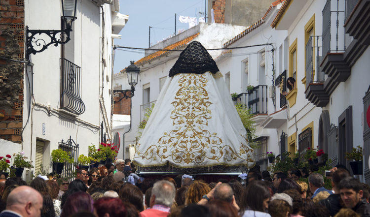 Procession genom byn med Santisimo Cristo och Santisima Virgen del Rosario
