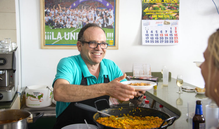 Juan på Bar Castillo hade fullt upp under påskdagen