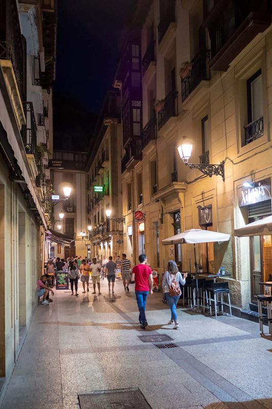 Smal gata genom gamla stadsdelarna av Donostia-San Sebastian, San Jeronimo Kalea