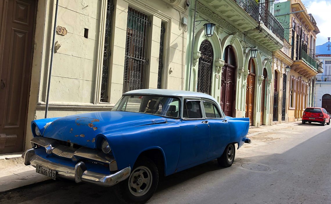 Amerikansk bil längs gata i Havanna