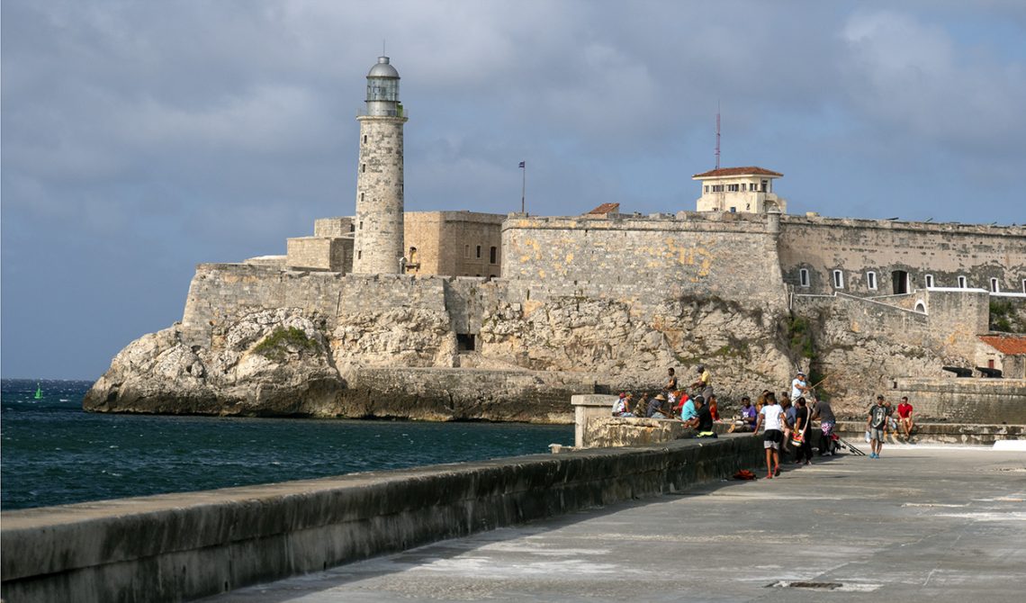 Längst med Malecón promenad i Havanna