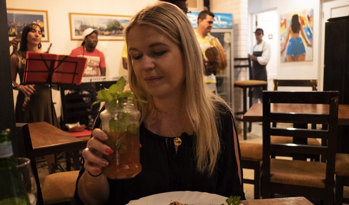 Anki med kvällens liveband i bakgrunden, på restaurang del Angel i Havanna